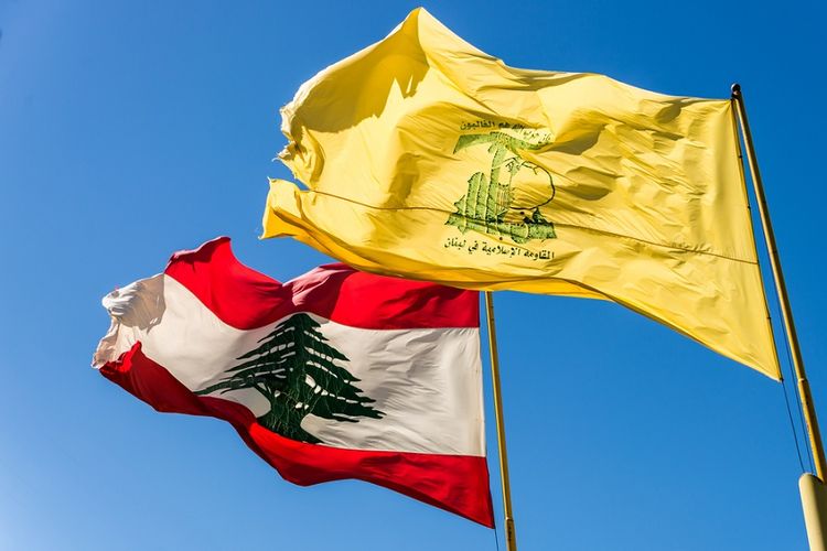 Bendera Lebanon dan bendera Hezbollah.
