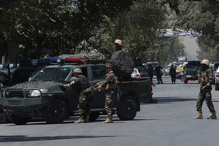 Anggota the National Directorate of Security (NDS) mengawasi lokasi ledakan bom bunuh diri di dekat Kedutaan Besar Irak di Kabul, Afganistan, Senin (31/7/2017).   
