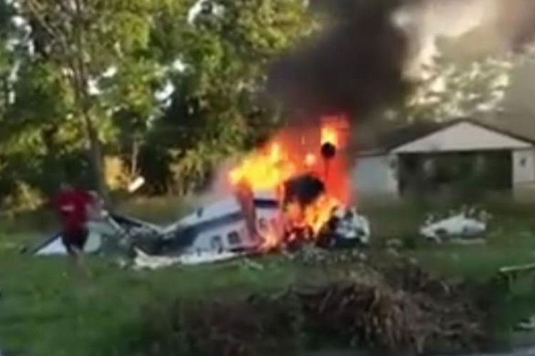 Dalam potongan gambar, terlihat Peyton Boaz berlari menghindari pesawat yang terbakar. Dia dan orangtuanya menumpangi pesawat itu ketika jatuh dan terbakar di Detroit, AS, Minggu (24/6/2018).