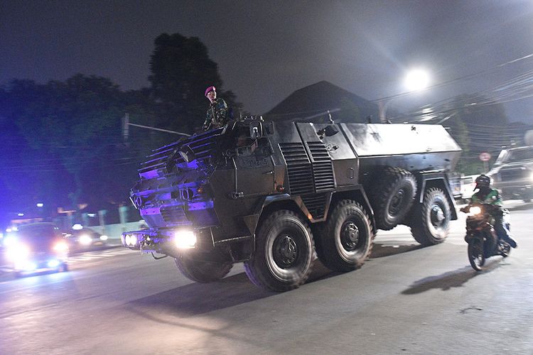 Prajurit Marinir mengendarai kendaraan taktis dan tempur melintas di dekat kantor KPU, Jakarta, Senin (20/5/2019). Prajurit TNI dari berbagai kesatuan akan disebar ke sejumlah titik dan objek vital di Jakarta guna membantu pengamanan Ibu Kota jelang pengumuman hasil Pemilu serentak 2019 oleh KPU.