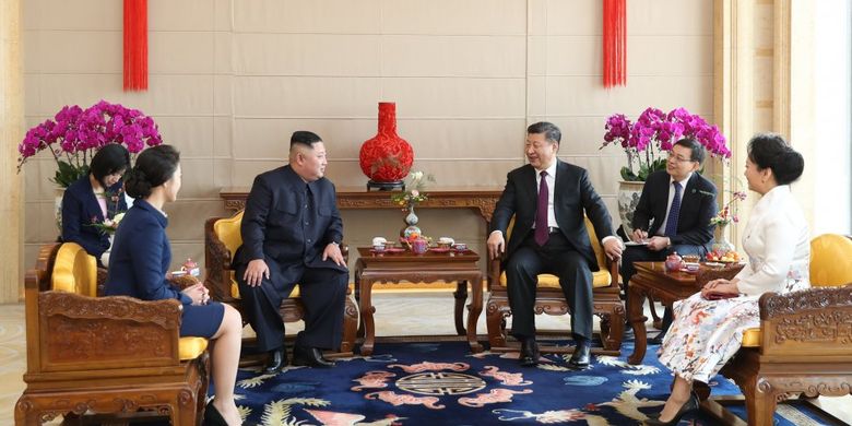 Pemimpin Korea Utara Kim Jong Un ketika bertemu dengan Presiden China Xi Jinping.