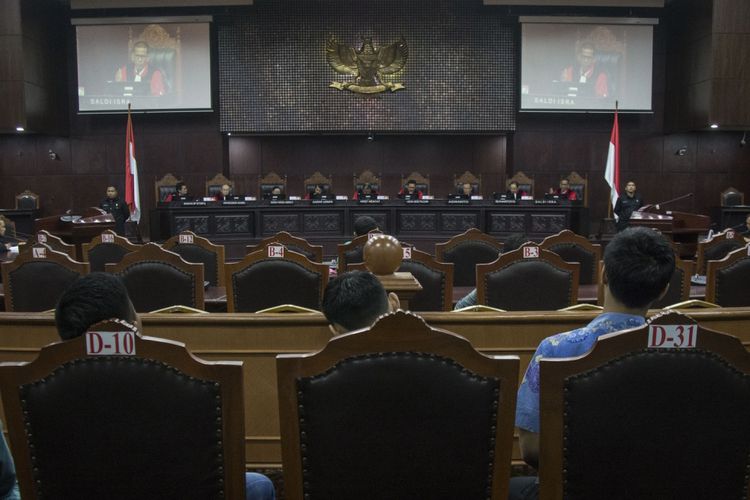 Suasana sidang lanjutan uji materi UU Ormas yang dipimpin oleh Ketua Majelis Hakim Mahkamah Konstitusi (MK) Arief Hidayat di Ruang Sidang Gedung MK, Jakarta, Kamis (18/1). Sidang tersebut beragendakan mendengarkan keterangan ahli. ANTARA FOTO/Aprillio Akbar/foc/18.
