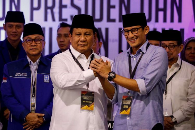 Calon presiden dan wakil presiden Prabowo Subianto dan Sandiaga Uno berfoto bersama seusai mendaftarkan dirinya di Gedung KPU RI, Jakarta, Jumat (10/8/2018). Pasangan Prabowo-Sandi yang secara resmi mendaftar sebagai calon presiden dan wakil presiden tahun 2019-2024.