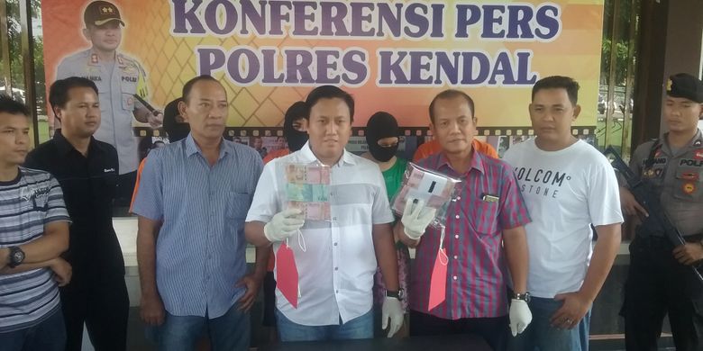 Kasatreskrim Polres Kendal AKP Nanung Nugroho saat memperlihatkan barang bukti uang palsu saat gelar perkara di mapolres Kendal, Sabtu (9/3/2019). 