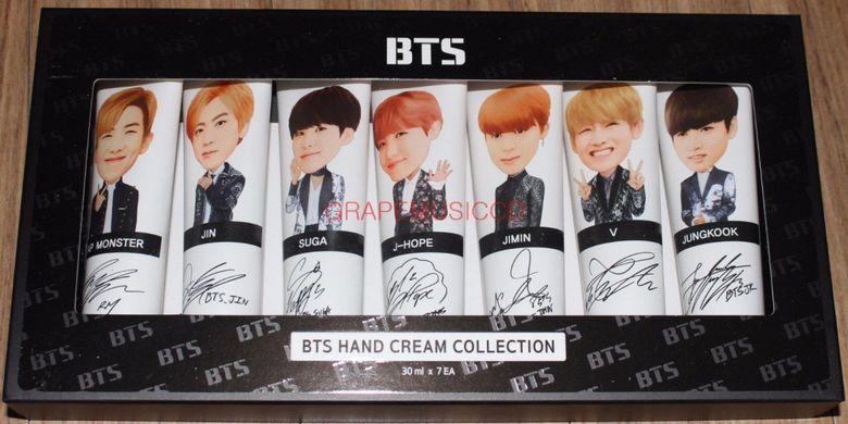 Merchandise krin tangan dari BTS.