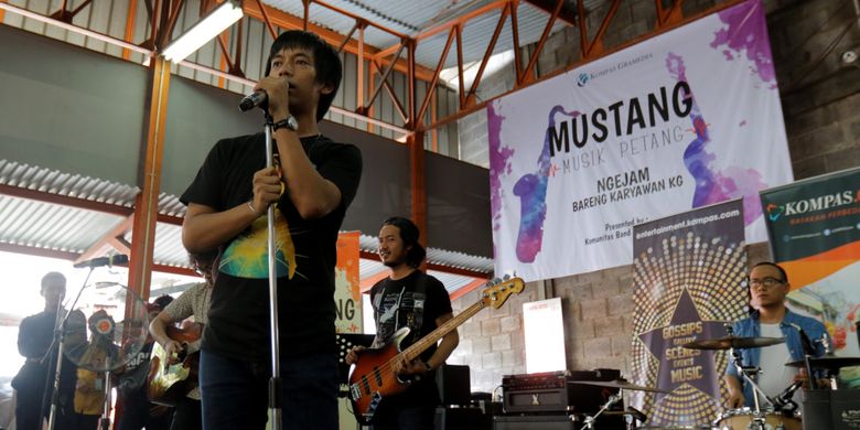 Grup musik DMASIV tampil di Gedung Kompas Gramedia, Jakarta, Senin (27/3/2017). Kunjungan mereka dalam rangka promosi singel DMASIV yang berjudul Melodi yang berasal dari album Orange. 

