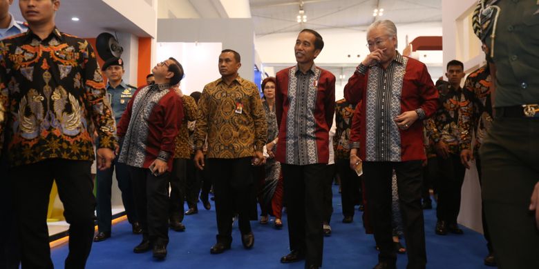 Presiden Joko Widodo (kedua dari kanan) dan Menteri Perdagangan (Mendag) Enggartiasto Lukita (pertama dari kanan)  meninjau acara Trade Expo Indonesia (TEI) 2017 di Indonesia Convention Exhibition (ICE), Serpong, Tangerang, Banten,  Rabu  (11/10/1017). TEI merupakan pameran dagang terbesar di Indonesia yang akan berlangsung selama lima hari hingga 15 Oktober mendatang.