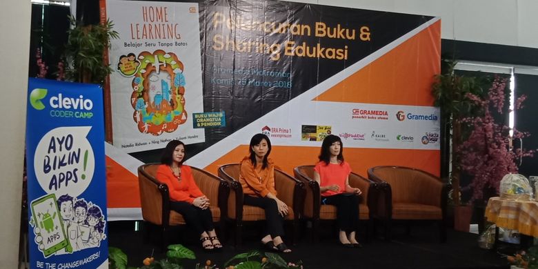 Penulis buku Home Learning: Belajar Seru Tanpa batas, Ning Nathan, Yulianti Hendra dan Natalia Ridwan (paling kiri ke kanan) dalam peluncuran buku di Gramedia Matraman, Jakarta, Kamis (15/3/2018).
