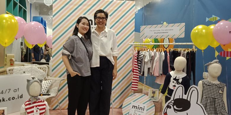 Creative Director COTTONINK Carline Darjanto dan Brand & Marketing Director COTTONINK, Ria Sarwono dalam peluncuran COTTONINK Mini di Buumi Playscape, Pacific Place Mall, Rabu (2/5/2018).