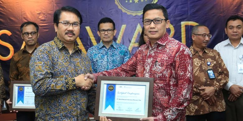 EVP of Investor Relations Division Bank BRI Achmad Royadi mewakili Bank BRI menerima penghargaan sebagai emiten kinerja terbaik di ajang CSA Award 2019, di Kampus Perbanas Institute, Jakarta, Kamis (18/7/2019)