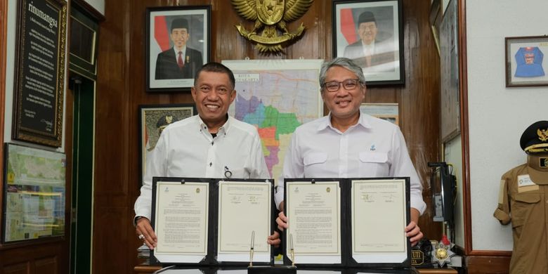 Walikota Yogyakarta Haryadi Suyuti dan Direktur Utama PGN Gigih Prakoso saat menandatangani menandatangani nota kesepahaman penyediaan infrastruktur dan pemanfaatan gas bumi untuk mendukung program Smart City Yogyakarta, Senin (2/9/2019).