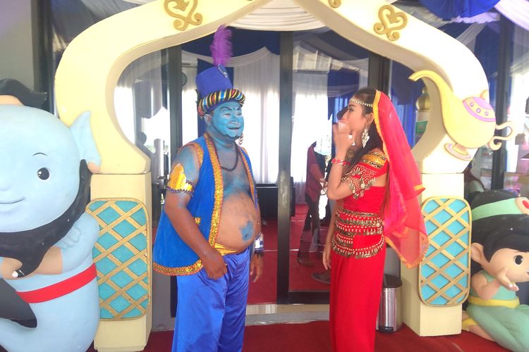 Bripka Andi Kustiawan, personil Satlantas Polres Ngawi, berdandan sebagai tokoh Jin dalam film Aladdin di Rest Area di jalur tol Ngawi, Sabtu (1/6/2019). Bersama dua anggota Polres Ngawi lainnya, dia bertugas menghibur pemudik dan memberikan informasi seputar Ngawi. 