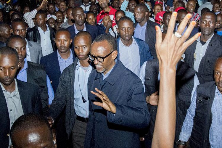Presiden Rwanda Paul Kagame (tengah) di tengah pendukungnya di Kigali, 5 Agustus 2017, setelah kemenangan mutlak dalam pemilihan umum. 
 
