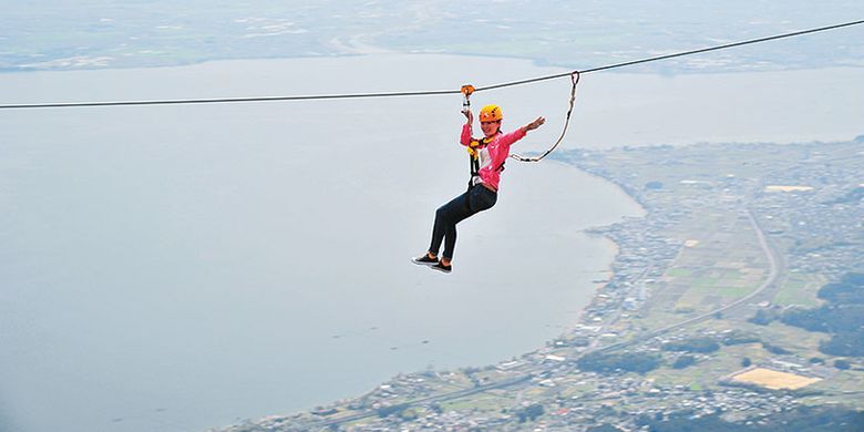 Wahana permainan sambil menikmati keindahan danau Biwako.