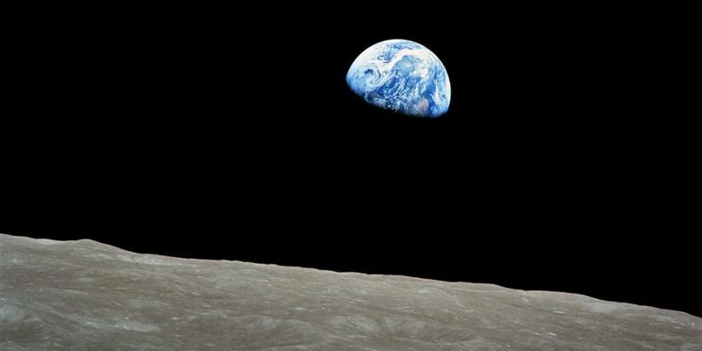 Pemandangan Bumi yang difoto dari permukaan Bulan dalam misi Apollo 8, 1968