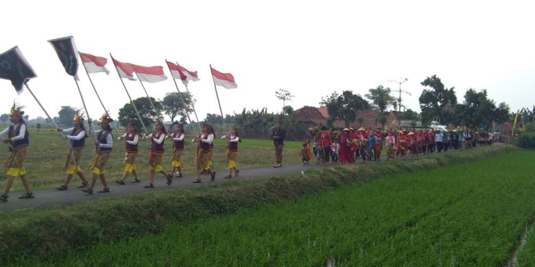 Ribuan warga Desa Kendengsidialit, Kecamatan Welahan, Kabupaten Jepara, Jawa Tengah menggelar kirab 1000 ingkung ayam, di kampung halamannya, Kamis (20/9/2018). 