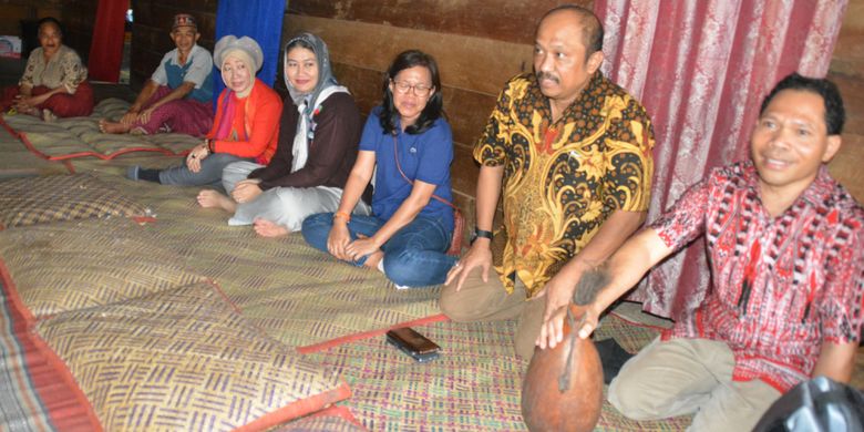 Seorang Dosen Binus Jakarta mengembalikan tawu berisi tuak Manggarai kepada tua adat di Mbaru gendang di Kampung Paang Lembor, Kecamatan Lembor, Manggarai Barat, Flores, NTT sesuai ritual kepok kapu keada Dosen dari Universitas Bina Nusantara Jakarta yang mengunjungi kampung adat tersebut pada Oktober 2018.  