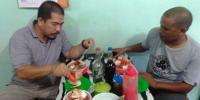 Pengunjung menikmati sop kepiting di  warung sop Wakton Sako di Desa Tanjong Minje, Kecamatan Madat, Kabupaten Aceh Timur, Kamis (20/12/2018).