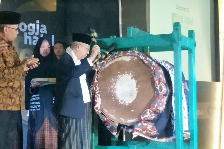 Cawapres Maruf Amin menutup Jogja Halal Fest di Yogyakarta, Minggu (14/10/2018). 
