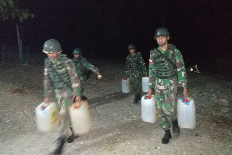 Anggota TNI Satuan Tugas Pengamanan Perbatasan (Satgas Pamtas) RI-RDTL Sektor Timur, Yonif Raider 408/Sbh, amankan BBM yang hendak diselundupkan ke Timor Leste