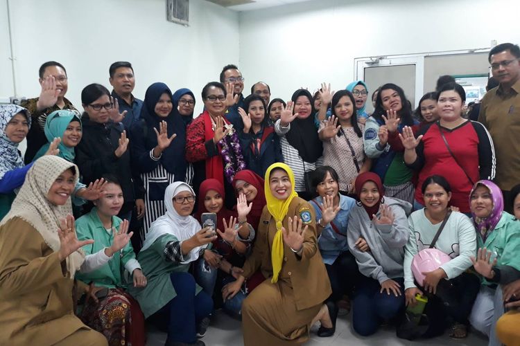 Menteri Pemberdayaan Perempuan dan Perlindungan Anak (PPPA) RI Yohana Yembise berfoto bersama para pekerja perempuan di kawasan industri di Kota Bintan, Kepulauan Riau, Senin (7/10/2019).