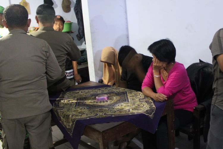 Sejumlah pasangan yang terjaring razia pekat, dibawa ke kantor Satpol Pamong Praja Jombang Jawa Timur, Sabtu (11/5/2019) malam.