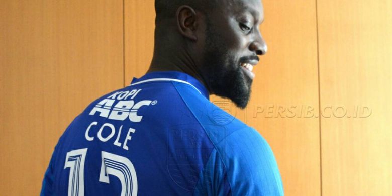 Penyerang baru Persib, Carlton Cole, mengenakan kostum bernomor 12 saat diperkenalkan di Graha Persib, Kamis (30/3/2017).