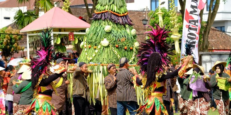 Kirbab gunungan palawija dalam prosesi Grebeg Gethuk pada puncak perayaan HUT ke- -1.112 Kota Magelang, Jawa Tengah, Minggu (15/4/2018).