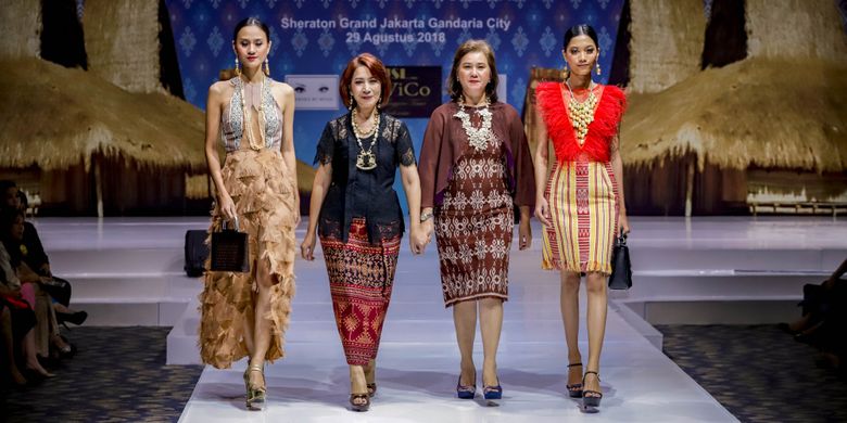 Fashion Symphony 2018, sebuah fashion show yang dipersembahkan oleh 20 UMKM yang tergabung dalam IWAPI Jakarta Selatan. Fashion show diselenggarakan Sheraton Grand Jakarta Gandaria City Hotel, Rabu (29/8/2018).