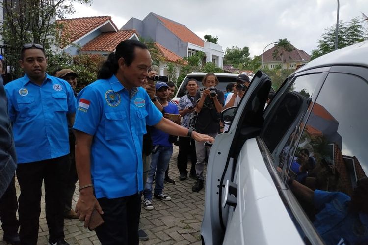 Deputi Pemberantasan BNN Pusat Irjan Pol Arman Depari mengecek dan melihat mobil mewah milik tersangka Adam yang disimpan dilaman rumahnya di Sukajadi Komplek Palm Ratu No.39 Batam
