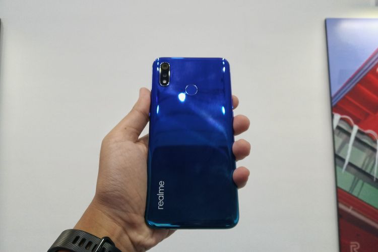 Ilustrasi Realme 3 bagian belakang dengan dua kamera dan pemindai sidik jari