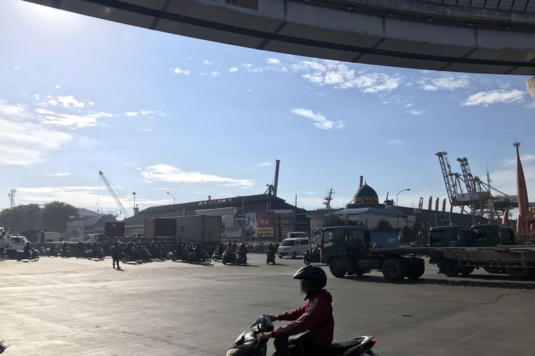 Arus lalu lintas sekitar Jakarta International Container Terninal (JICT), Tanjung Priok, Jakarta Utara, Kamis (25/4/2019) yang nampak padat namun tak lagi sebabkan kemacetan. 