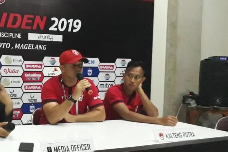 Pelatih Kalteng Putra, Gomes de Olivera, pada saat jumpa pers selepas laga melawan PSIS Semarang dalam lanjutan pertandingan Grup C Piala Presiden 2019 si Stadion Moch Soebroto, Minggu (10/3/2019).
