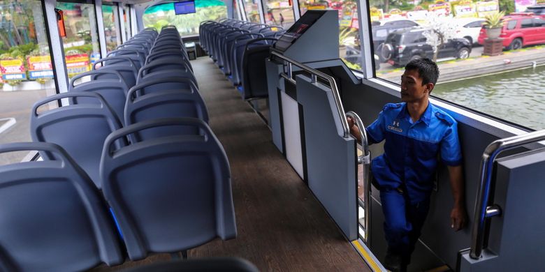 Petugas melakukan pengecekan kursi bus tingkat pariwisata yang disumbangkan PT Nestle Indonesia kepada PT Transportasi Jakarta di Balai Kota DKI Jakarta Rabu (11/10/2017). Bus tingkat ini merupakan bus ke-25 yang disumbangkan pihak swasta untuk wisata kota atau city tour di Ibu Kota Jakarta.
