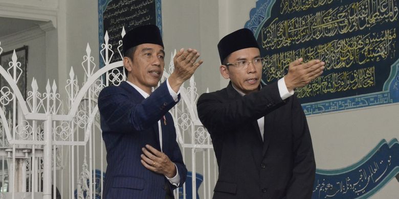 Presiden Joko Widodo (kiri) didampingi Gubernur NTB, TGB Zainul Majdi (kanan) berziarah di makam Pahlawan Nasional Maulana Syekh TGKH Muhammad Zainuddin Abdul Majid di Ponpes NW Pancor, Lombok Timur, NTB, Kamis (23/11). Selain berziarah, Presiden Joko Widodo juga dijadwalkan akan membuka Munas Alim Ulama NU dan Konbes PBNU di Islamic Center NTB yang dihadiri oleh 1000 ulama se-Indonesia. ANTARA FOTO/Ahmad Subaidi/pras/17.