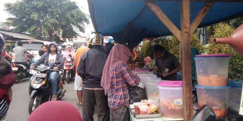 Salah satu tempat berburu takjil di Bekasi, di pertigaan jalan raya tepat di depan Masjid Al-Muhajirin Perumnas 1 Bekasi, Rabu (23/5/2018). 