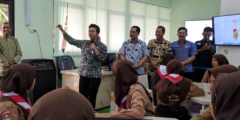 Wakil Gubernur Jawa Timur Emil Elestianto Dardak, saat menjabat sebagai Bupati Trenggalek sedang menjelaskan keunggulan Active Learning Classroom (ALC) di SMPN 1 Trenggalek, Jumat (8/2/2019). 