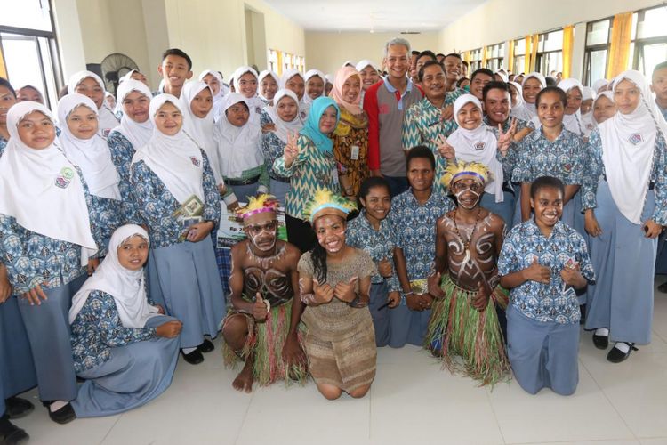 Gubernur Jawa Tengah Ganjar Pranowo (tengah, kaus lengan panjang) bersama guru dan murid SMA Negeri 1 Bojong, Pekalongan.