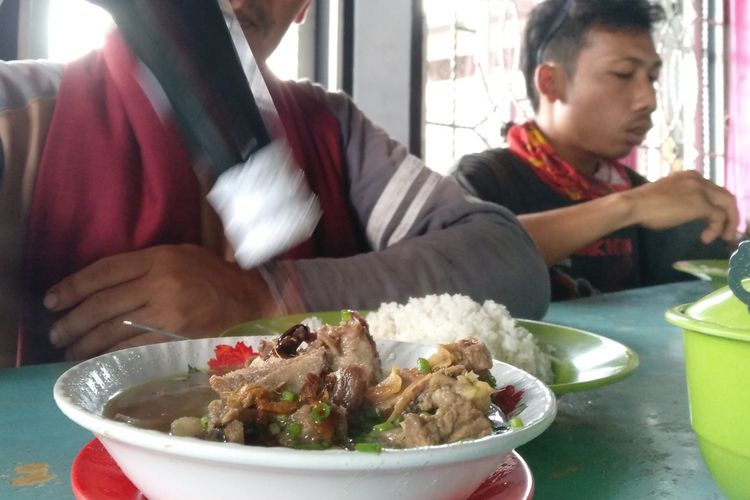 Salah satu pelanggan tengah menyantap Bebalung Kuda Masteng. Bebalung merupakan sup tulang khas Lombok, yang memiliki cita rasa kuah yang gurih dengan dagingnya yang lembut. 
