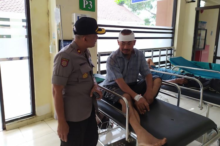 Kapolsek Kepanjen Kompol Bindriyo saat melihat Ghufron yang sedang dirawat di Rumah Sakit Kanjuruhan, Kabupaten Malang.
