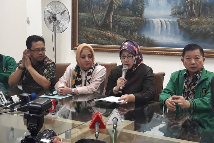 Wakil Ketua Umum PPP Reni Marlinawati membacakan keputusan rapat pengurus harian di kantor DPP PPP, Menteng, Jakarta Pusat, Sabtu (16/3/2019). 