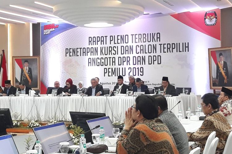 Rapat pleno rekapitulasi hasil penghitungan dan perolehan suara tingkat nasional dalam negeri dan penetapan hasil pemilu 2019 di kantor KPU, Menteng, Jakarta Pusat, Sabtu (31/8/2019).