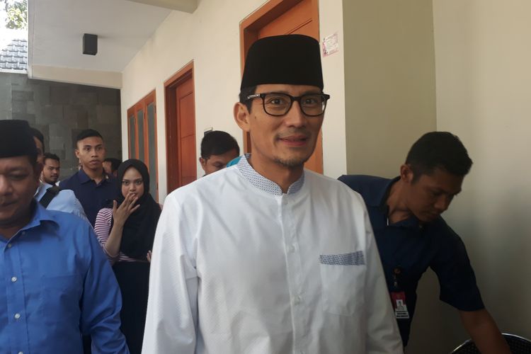 Calon wakil presiden nomor urut 02, Sandiaga Uno, saat takziah di rumah salah satu petugas KPPS yang meninggal di Jalan Ngagel Jaya Utara, Surabaya, Rabu (15/5/2019).