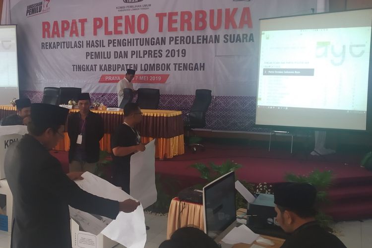 Suasana pleno di pemungutan suara KPU Lombok Tengah, yany bertempat di gedung eks DPRD Lombok Tengah, Kamis, (9/5/2019) 