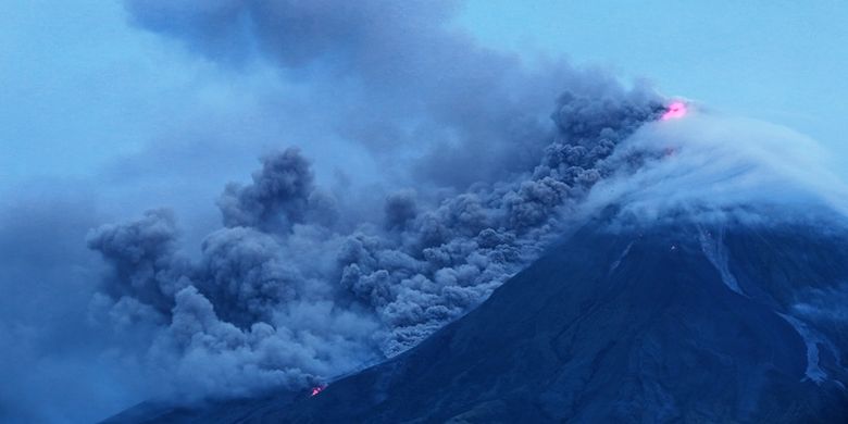 Gunung api Mayon menebarkan abu saat erupsi di dekat kota Legazpi, di provinsi Albay, Filipina, Selasa (16/1/2018) pagi. (AFP/Charism Sayat)