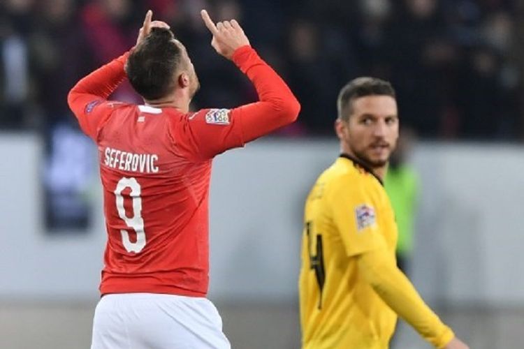 Haris Seferovic merayakan golnya pada laga Swiss vs Belgia di Swissporarena pada pertandingan UEFA Nations League, 18 November 2018. 