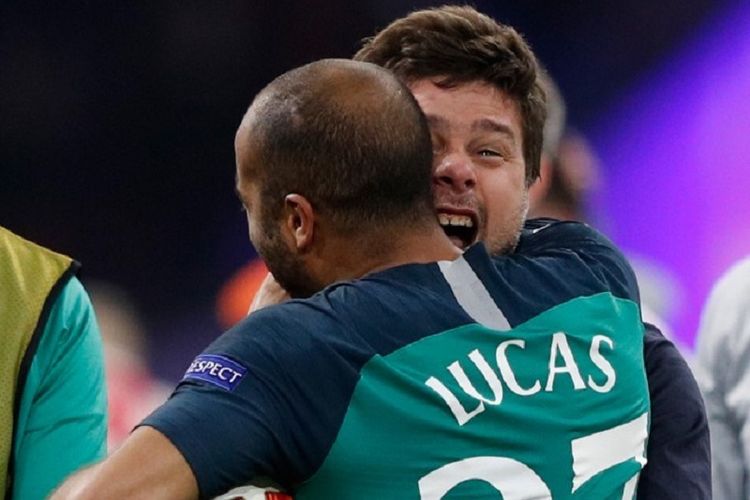 Mauricio Pochettino dan Lucas Moura merayakan keberhasilan timnya lolos ke final Liga Champions seusai laga Ajax Amsterdam vs Tottenham Hotspur di Johan Cruijff Arena, 8 Mei 2019. 