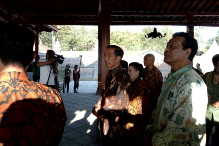 Presiden RI Joko Widodo saat melihat Pendopo Keraton Mataram yang digunakan untuk syuting film Sultan Agung: The Untold Love Story.