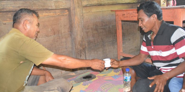 Ahli waris Ritus adat Kebhu, Donatus Jimung bersama keluarganya melaksanakan ritus adat di Zao Merjhe di Kampung Nangarawa, Minggu (28/10/2018).