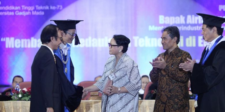 UGM memberikan penghargaan Herman Johannes Award (HJA) kepada 3 menteri Kabinet Kerja dalam peringatan Hari Pendidikan Tinggi Teknik, Jumat (22/2/2019) di Grha Sabha Pramana UGM, Yogyakarta.